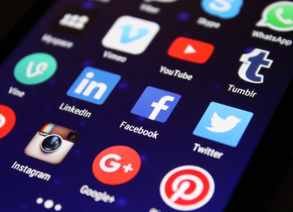 freelance trouver des clients prospection utilisez les réseaux sociaux auto entrepreneur
